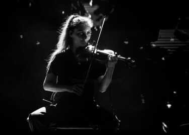 Photographie intitulée "La violoniste" par Isabelle Pautrot, Œuvre d'art originale, Photographie numérique