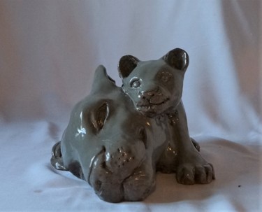 Sculpture titled "Lionne et lionceau" by Isabelle Zwang, Original Artwork, Ceramics