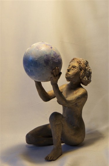 Skulptur mit dem Titel "Hymne à la Terre" von Isabelle Zwang, Original-Kunstwerk, Terra cotta