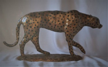 Sculpture intitulée "Le guépard or" par Isabelle Zwang, Œuvre d'art originale, Terre cuite