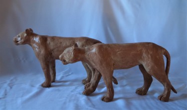 Sculpture titled "Lionnes en chasse" by Isabelle Zwang, Original Artwork, Ceramics