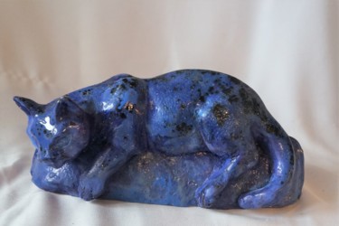 Escultura intitulada "Chat bleu sur son c…" por Isabelle Zwang, Obras de arte originais, Cerâmica