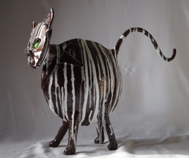 Sculpture titled "CHAT BRUN A RAYURES…" by Isabelle Zwang, Original Artwork, Clay