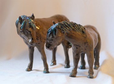 Скульптура под названием "Les petits chevaux…" - Isabelle Zwang, Подлинное произведение искусства, Керамика