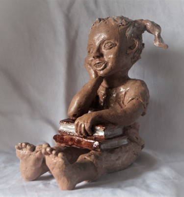 Sculpture intitulée "Lectrice en herbe" par Isabelle Zwang, Œuvre d'art originale, Terre cuite