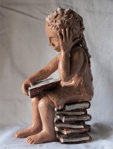 Sculpture intitulée "La petite lectrice" par Isabelle Zwang, Œuvre d'art originale, Céramique