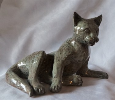 Sculpture titled "Chat moucheté" by Isabelle Zwang, Original Artwork, Ceramics
