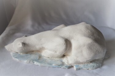 Sculpture titled "OURS BLANC COUCHE" by Isabelle Zwang, Original Artwork, Ceramics