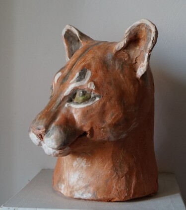 Sculpture intitulée "PORTRAIT D'UN PUMA" par Isabelle Zwang, Œuvre d'art originale, Terre cuite