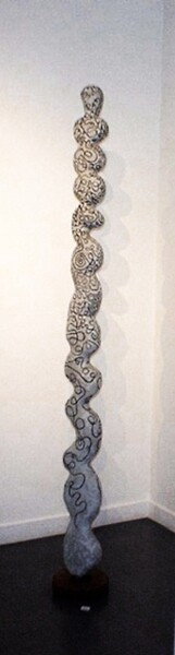 Sculptuur getiteld "Totem résille n°21" door Isis Bi M, Origineel Kunstwerk, Mixed Media