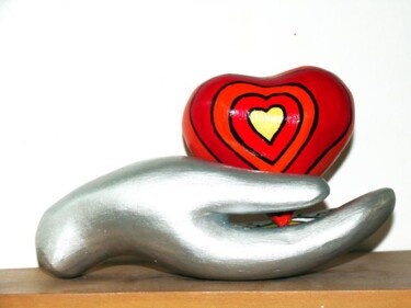 Sculpture titled "Le coeur sur la mai…" by Isis Bi M, Original Artwork