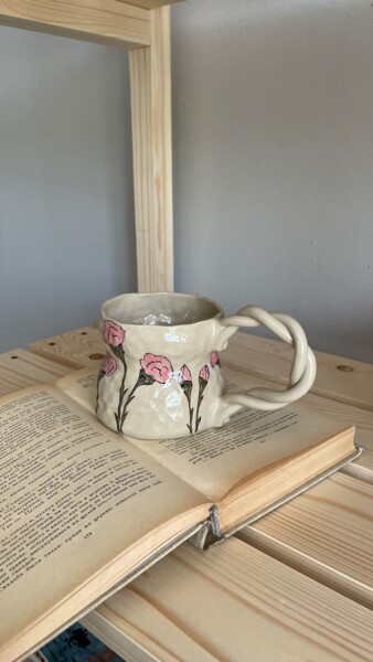 Design intitulée "Ceramic mug “Carnat…" par Iuliia Novikova, Œuvre d'art originale, Céramique