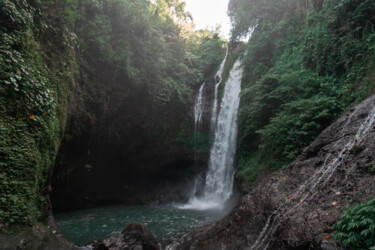 Photographie intitulée "Waterfall Along-Ala…" par Ivan Cheremisin, Œuvre d'art originale, Photographie numérique