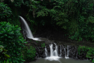 Photographie intitulée "Waterfall" par Ivan Cheremisin, Œuvre d'art originale, Photographie numérique