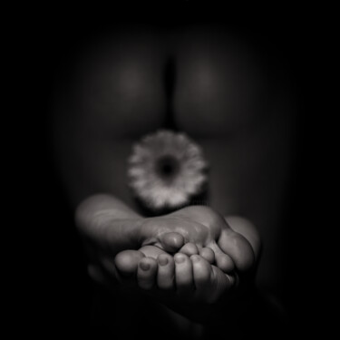 Фотография под названием "FEET AND FLOWER 4/5" - Ivan Ponomarevsky, Подлинное произведение искусства, Цифровая фотография