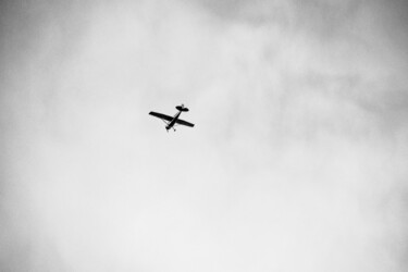 Photographie intitulée "Airplane in Clouds" par J.D. Curry, Œuvre d'art originale