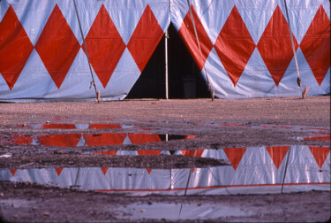 Fotografie mit dem Titel "Reflet de cirque -…" von Jacques Jégo, Original-Kunstwerk, Analog Fotografie