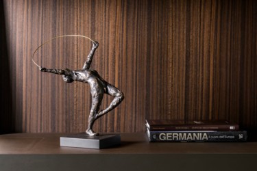 Skulptur mit dem Titel "Ribbon dancer" von Jacques Vanroose, Original-Kunstwerk, Bronze