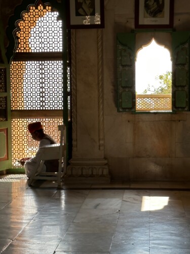 Fotografia intitolato "Man in Mosque doorw…" da James Gritz, Opera d'arte originale, Fotografia digitale