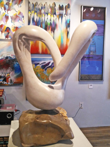 Skulptur mit dem Titel "Arizona Mobius II" von Jan And Jo Moore, Original-Kunstwerk, Stein