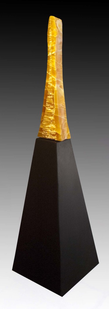 Скульптура под названием "Tower-of-Light" - Jan And Jo Moore, Подлинное произведение искусства, Камень