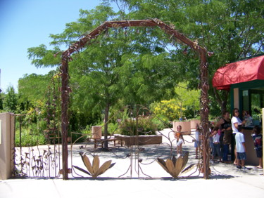 Scultura intitolato ""Gardens that Bloom…" da Jan And Jo Moore, Opera d'arte originale, Metalli