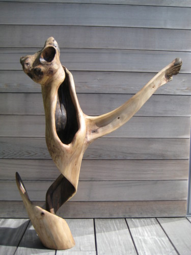Скульптура под названием "CATCHING CAT" - Jan Van Braekel, Подлинное произведение искусства, Дерево