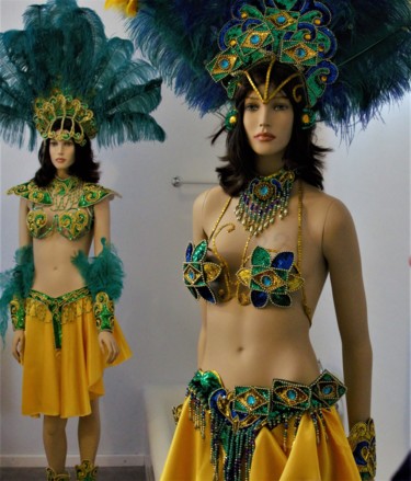 Costume Carnaval de Rio au Château de Modave, Belgique. Photographie intitulée "Costume Carnaval de…" par Janie B., Œuvre d'art originale, Photographie numérique