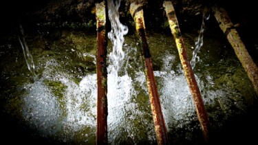 Photographie intitulée "Jeu d'eau à la font…" par Janie B., Œuvre d'art originale