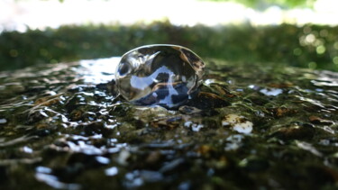 Photographie intitulée "La bulle d'eau. 1/…" par Janie B., Œuvre d'art originale