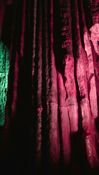 Photographie intitulée "Grotte de Remoucham…" par Janie B., Œuvre d'art originale, Photographie numérique