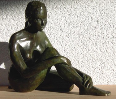 Sculpture titled "Songeuse" by Janine Le Cann, Original Artwork, Bronze