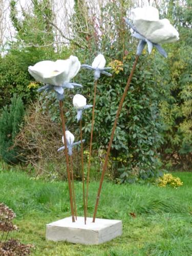 Sculptuur getiteld "Fleurs de paix" door Janine Le Cann, Origineel Kunstwerk, Cement