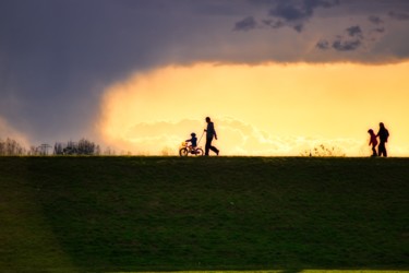 Photographie intitulée "promenade familiale…" par Jarek Witkowski, Œuvre d'art originale