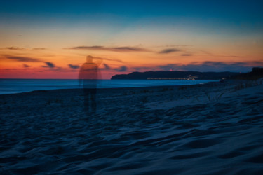 Fotografie getiteld "fantôme sur la plage" door Jarek Witkowski, Origineel Kunstwerk