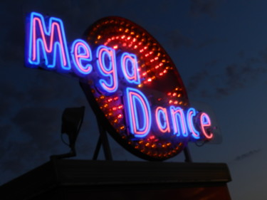 Photographie intitulée "MEGA DANCE" par Le Livreur De Chats, Œuvre d'art originale
