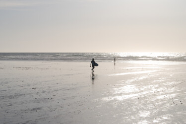 Photography titled "Surfer / Newquay" by Jean-Charles Hecquet, Original Artwork, Non Manipulated Photography