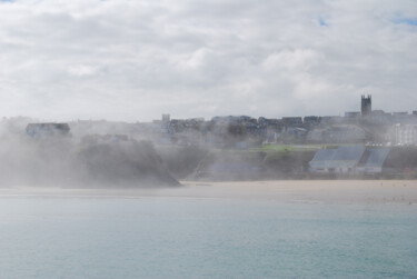 Fotografie getiteld "Newquay in the mist" door Jean-Charles Hecquet, Origineel Kunstwerk, Digitale fotografie