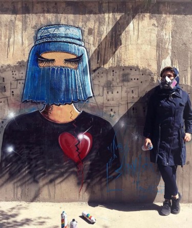 In Afghanistan beschimpt de eerste vrouwelijke straatartiest de Taliban