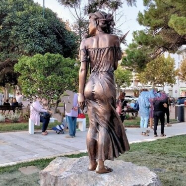 Indignazione dopo l'inaugurazione di una nuova statua con un vestito troppo trasparente