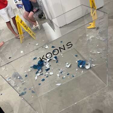 Kunstmesse-Besucher zerbrach versehentlich 42.000-Dollar-Skulptur von Jeff Koons!