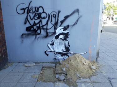 Ein Werk von Banksy, vom Besitzer des Gebäudes aus der Wand gerissen