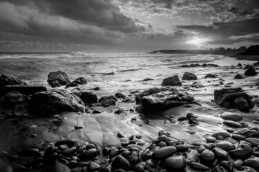 Fotografia zatytułowany „Dark Beach” autorstwa Jean-Guy Nakars, Oryginalna praca, Fotografia cyfrowa Zamontowany na Aluminium