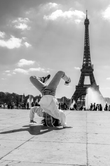 Photographie intitulée "Eiffel Breakdance" par Jean-Guy Nakars, Œuvre d'art originale, Photographie numérique Monté sur Alum…