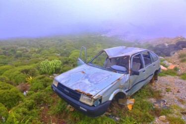 Photographie intitulée "naxos, wreck car in…" par Jean-Luc Bohin, Œuvre d'art originale