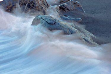 Photographie intitulée "SNOWFOAM ROCK" par Jean-Luc Bohin, Œuvre d'art originale