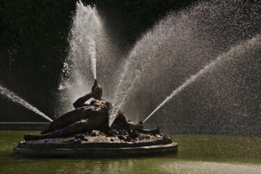 Photographie intitulée "Femme au Geyser" par Jean-Luc Bohin, Œuvre d'art originale