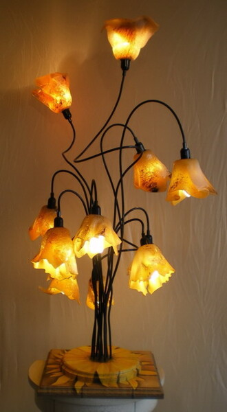 Design intitulée "LAMPE 11 TULIPES JA…" par Jean Luc Masini, Œuvre d'art originale