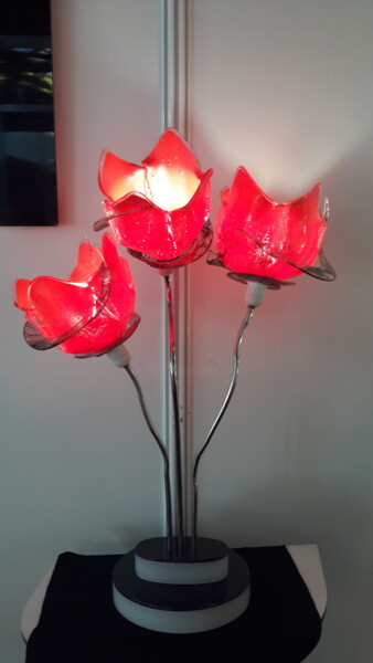 Design intitolato "Lampe 3 tulipes rou…" da Jean Luc Masini, Opera d'arte originale, Vetro