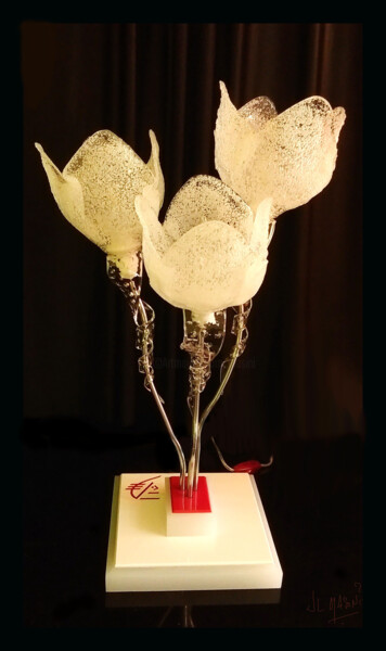 Design intitulée "Lampe 3 tulipes bla…" par Jean Luc Masini, Œuvre d'art originale, Verre